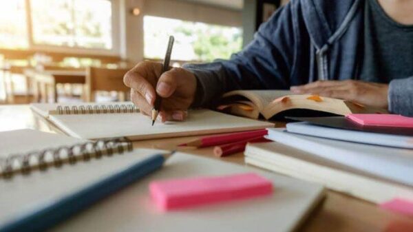 Memastikan Siswa Mengerjakan Tugasnya