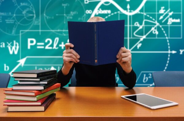 perbedaan prestasi akademik dan non akademik