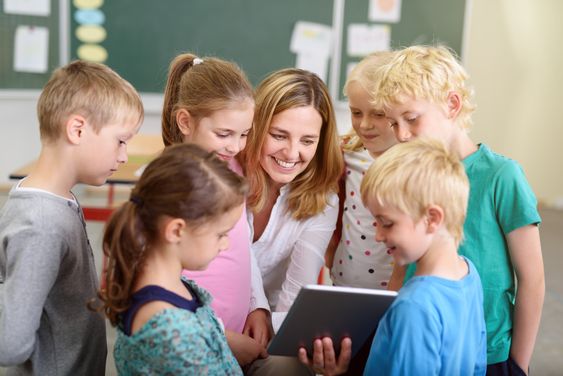 perbedaan hybrid learning dan blended learning
