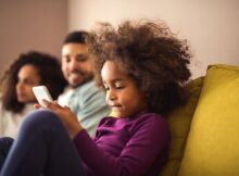 tips membatasi screentime untuk anak