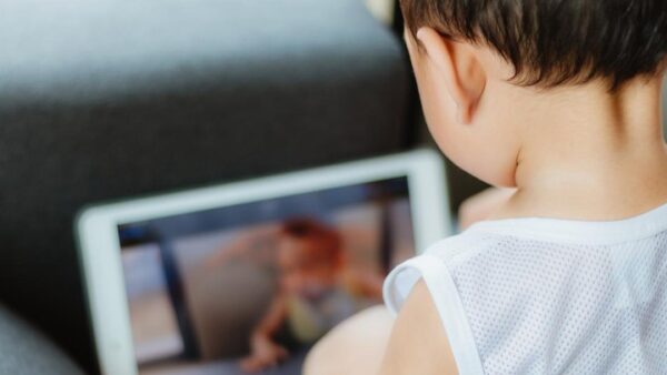 Tips membatasi screentime untuk anak