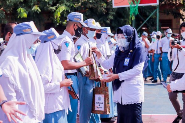 reward siswa berprestasi